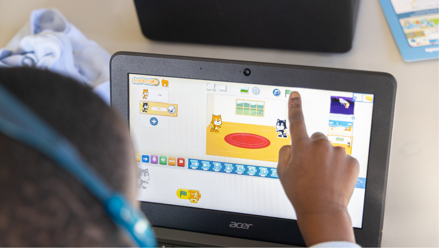 孩子在 Chromebook 上使用 ScratchJr 的实拍场景